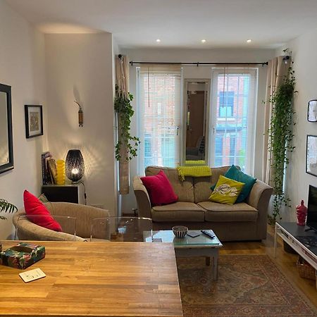 True Colours Apartment In Central Location บังกอร์ ภายนอก รูปภาพ