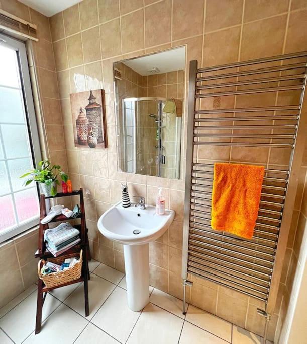 True Colours Apartment In Central Location บังกอร์ ภายนอก รูปภาพ