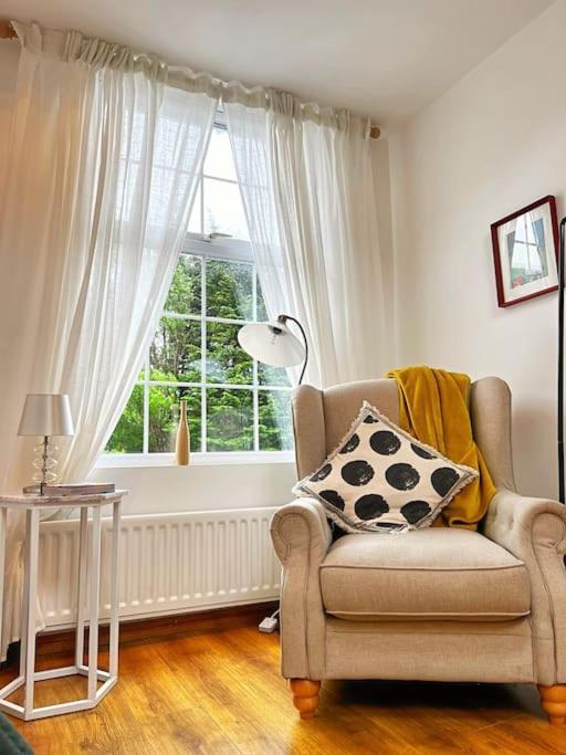 True Colours Apartment In Central Location บังกอร์ ภายนอก รูปภาพ