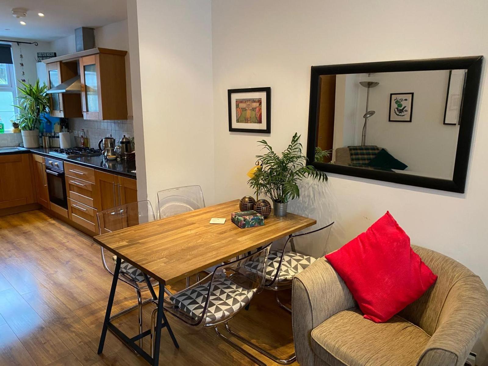 True Colours Apartment In Central Location บังกอร์ ภายนอก รูปภาพ