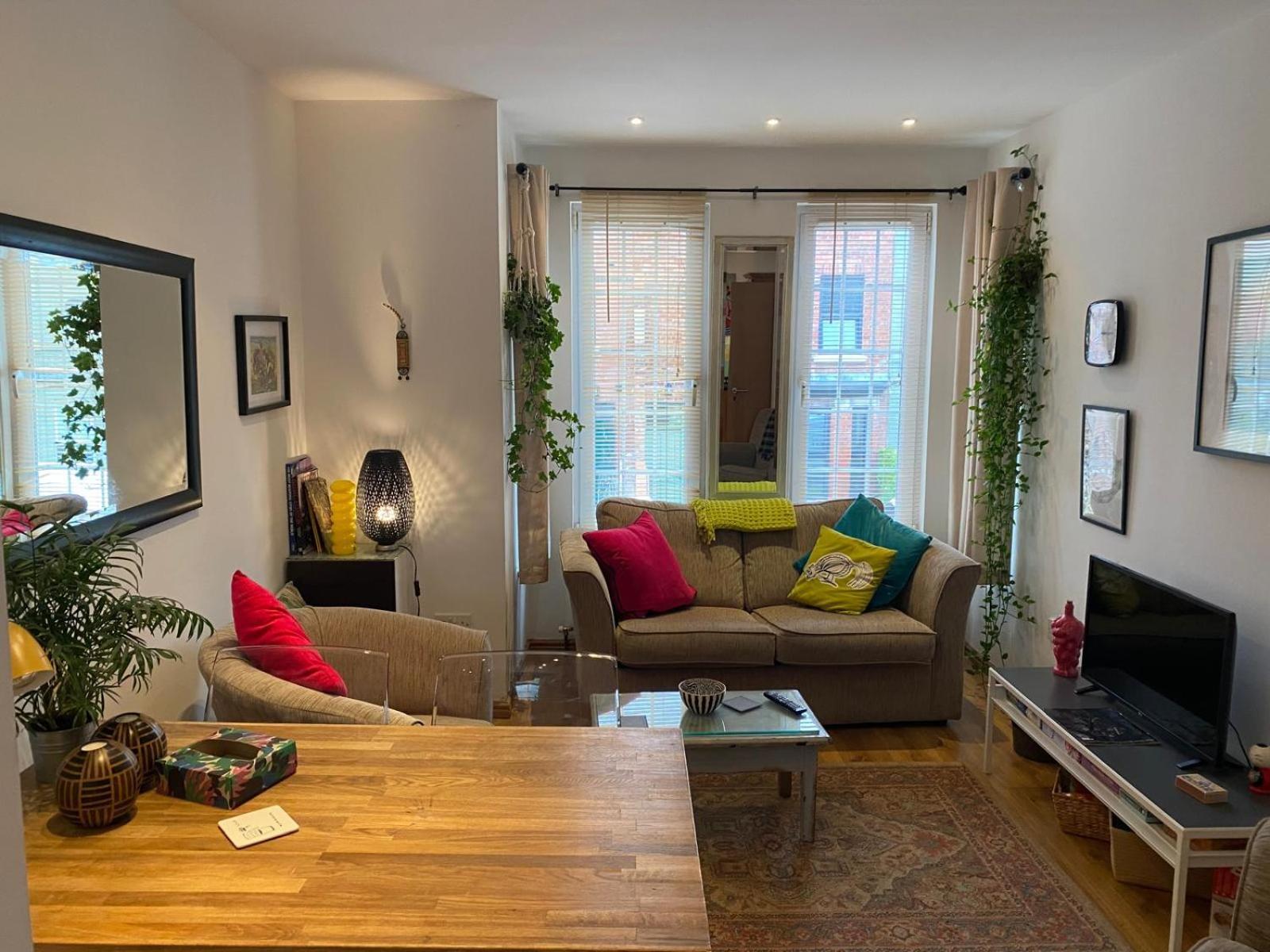 True Colours Apartment In Central Location บังกอร์ ภายนอก รูปภาพ